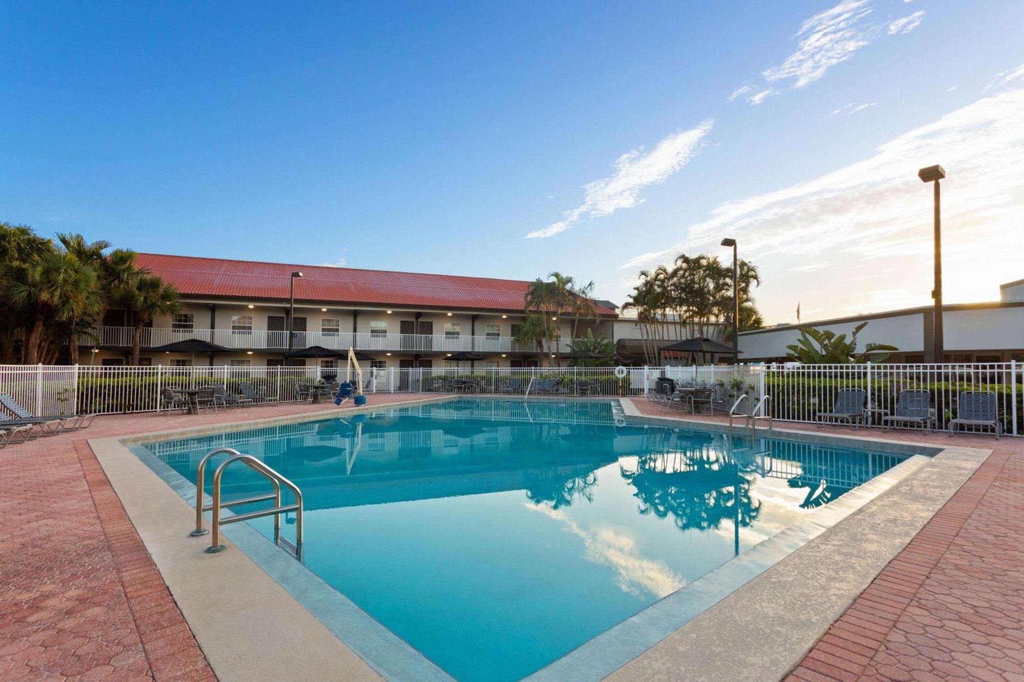 La Quinta Inn By Wyndham Cocoa Beach-Port Canaveral Eksteriør billede