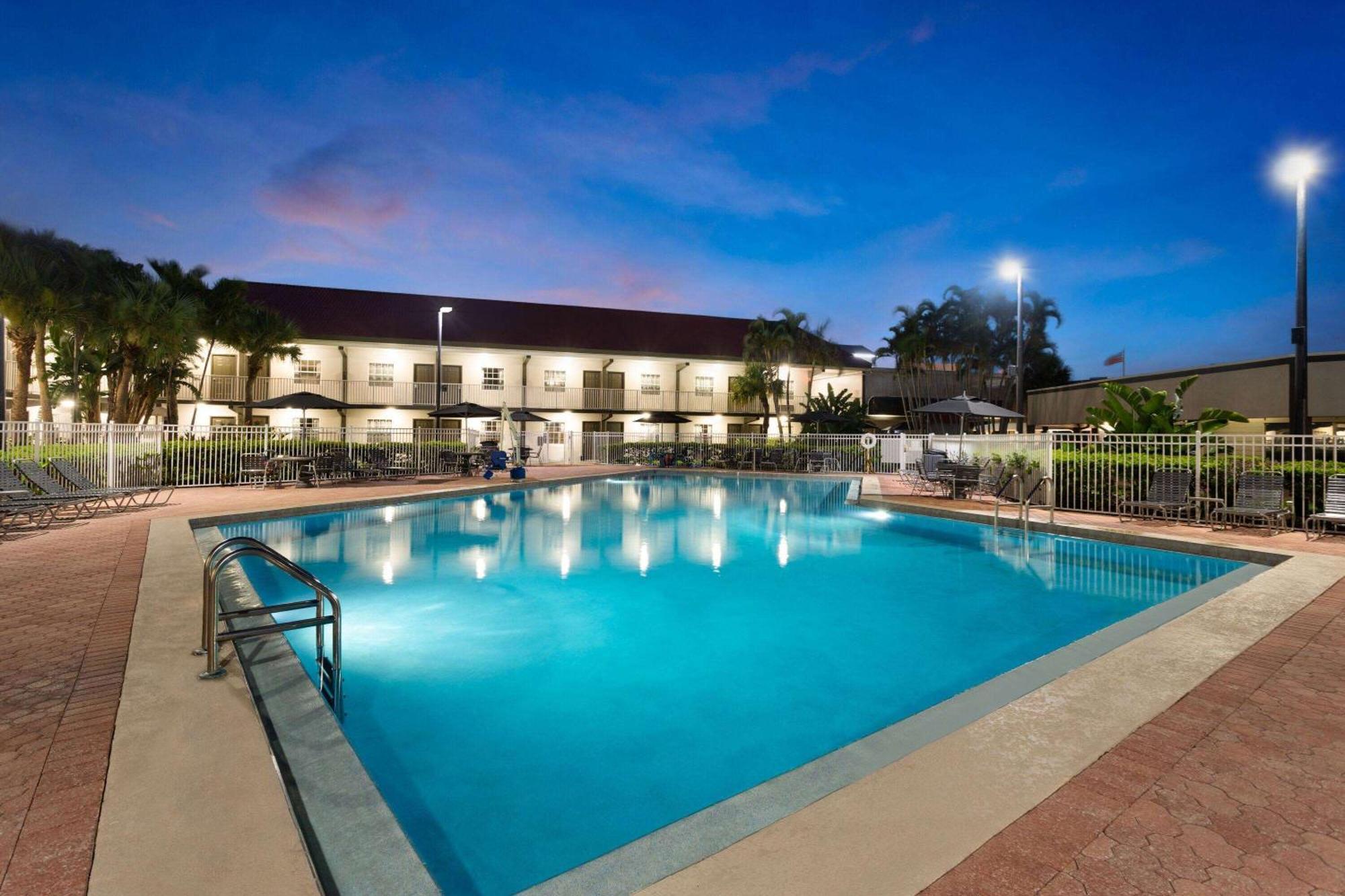 La Quinta Inn By Wyndham Cocoa Beach-Port Canaveral Eksteriør billede